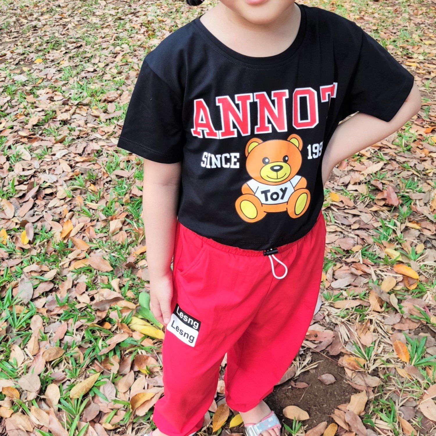 G00000815 Set áo croptop đỏ dây rút cá tính quần jogger thể thao cho bé gái