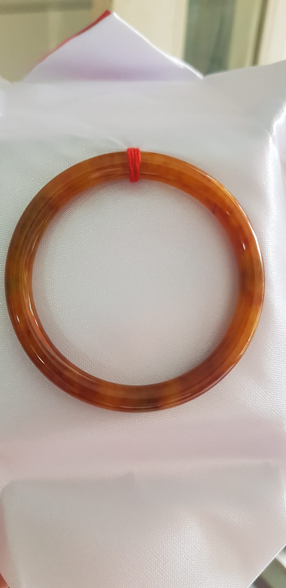 Vòng tay nữ đá Cẩm thạch Vàng đậm Vân vân bóng đẹp lạ Ni 50mm x cọng 6mm Nữ Thổ mệnh Kim 49kg - 53kg đeo Món quà tặng ý nghĩa dành cho các chị em đeo vòng tay Ni 50mm ạ