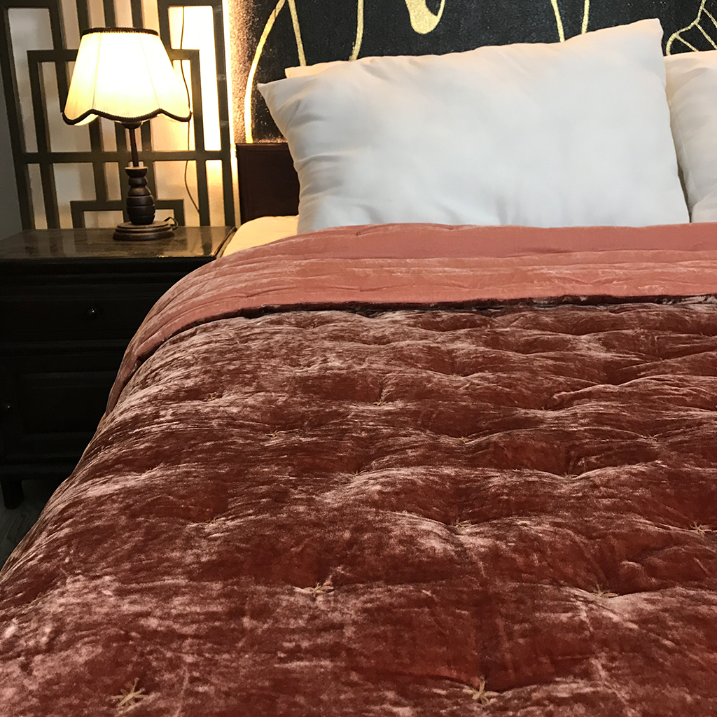 Chăn Nhung Lụa Chần Bông Điều Hòa Cao Cấp Dùng Bốn Mùa - Chăn Nhung Khâu Hoa Thị - Đỏ Gạch I Silk Velvet Blanket.