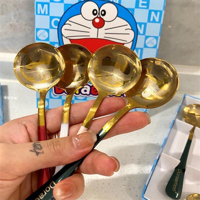 Set 4 Thìa Inox Mạ Vàng Cán Dài Khắc Hình Doraemon Dễ thương Kèm Hộp Sang Trọng