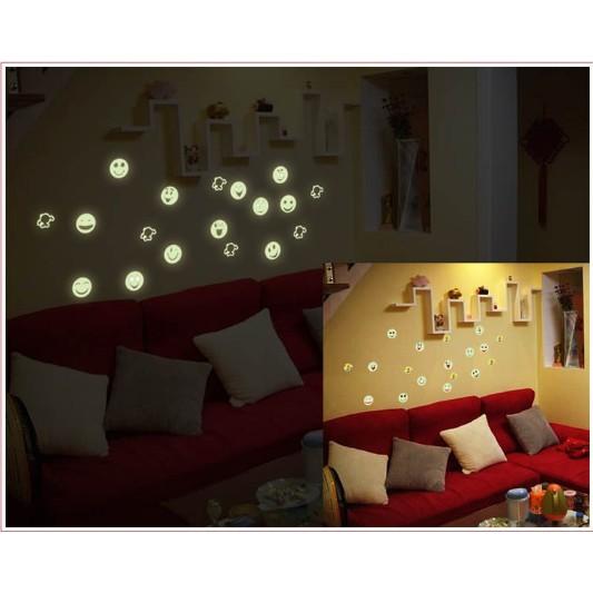Decal trang trí tường biểu tượng mặt cười dạ quang