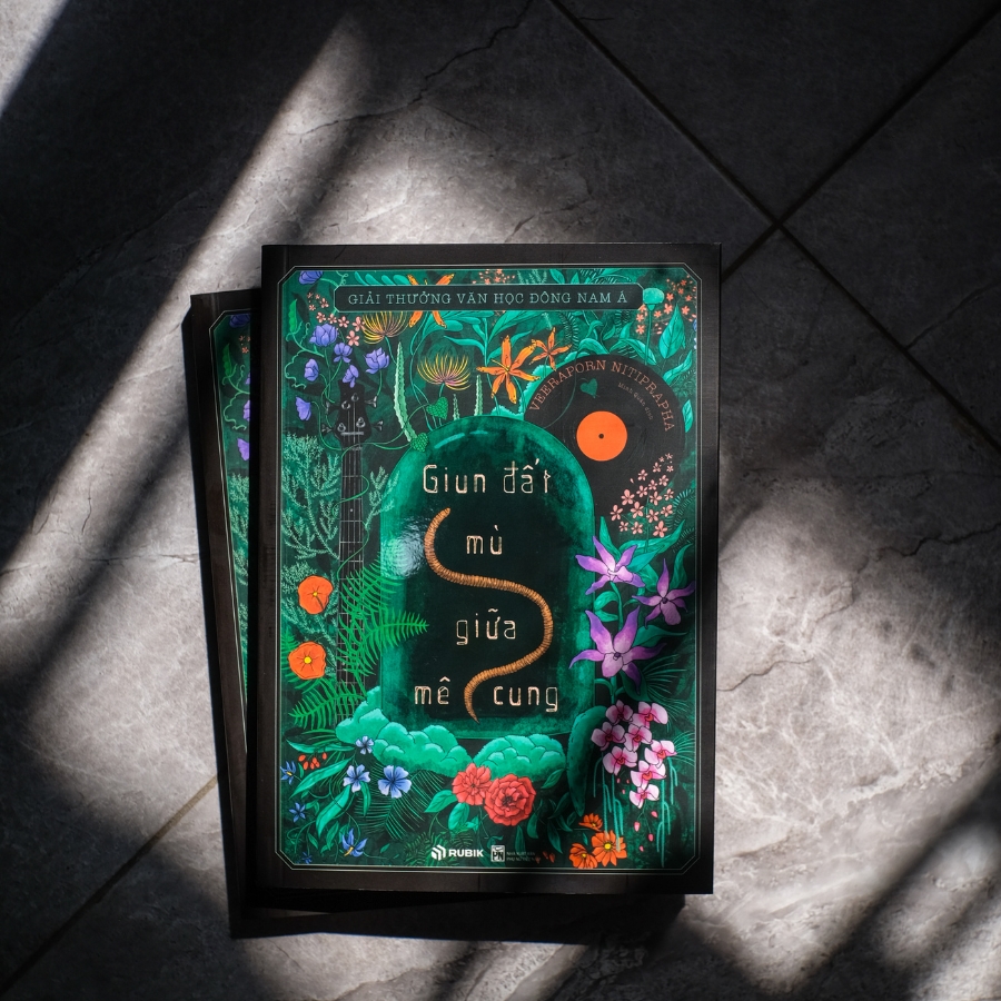 Sách Giun Đất Mù Giữa Mê Cung