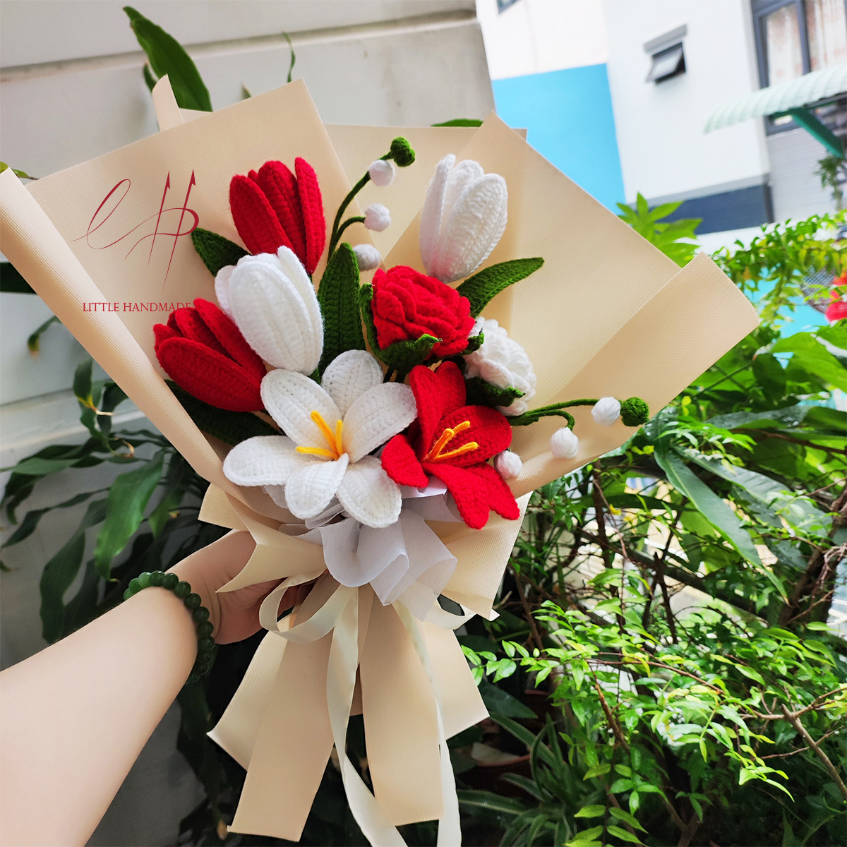 Quà tặng bó hoa tulip và hoa hồng bằng len handmade size vừa