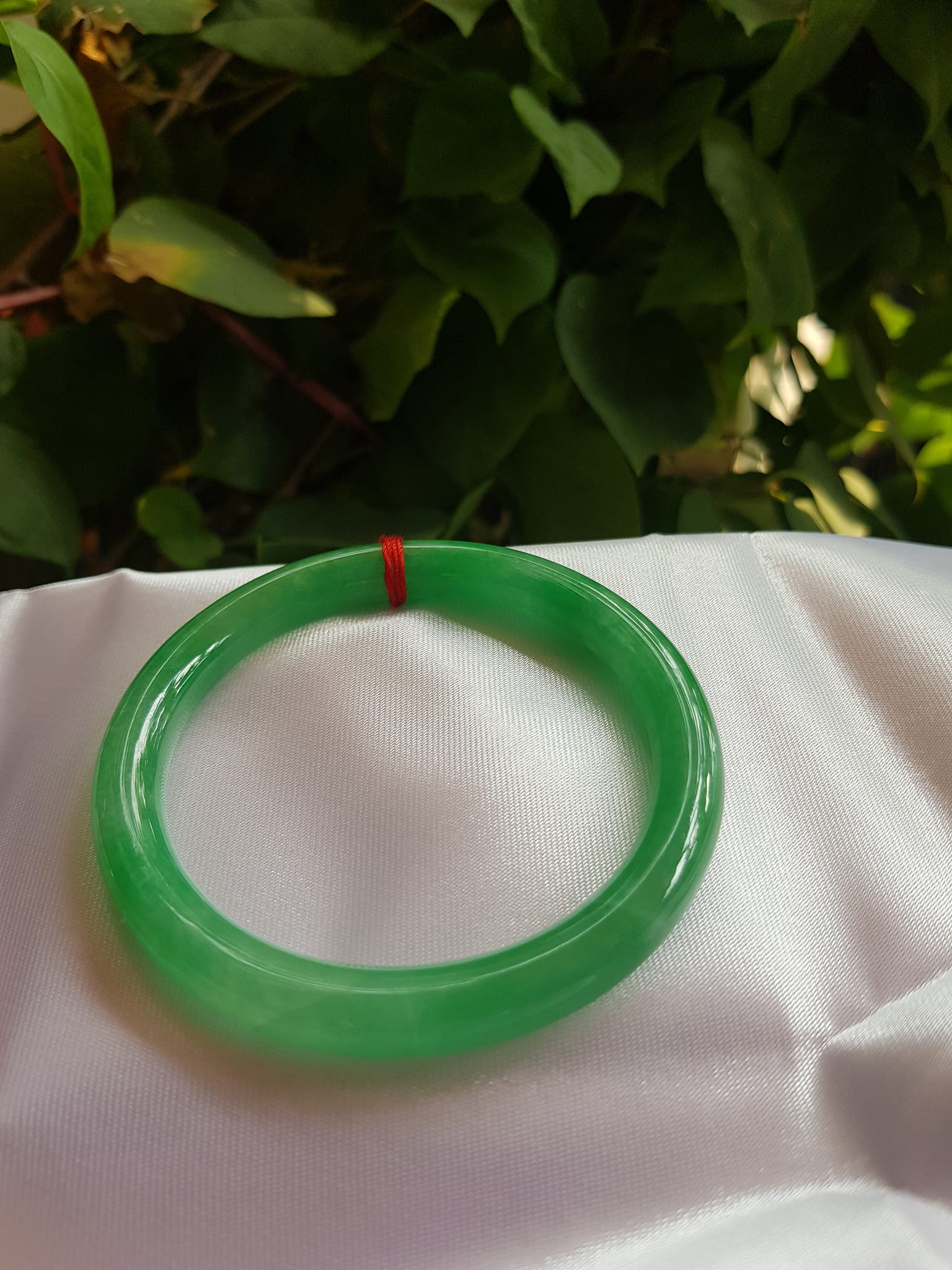 Vòng cẩm thạch Lý Nở 53 Size vòng 53mm x Dầy 7,2mm màu Xanh lá Tươi bóng đều đẹp quá Nữ mệnh Mộc Hỏa 52kg - 60kg đeo đẹp ạ