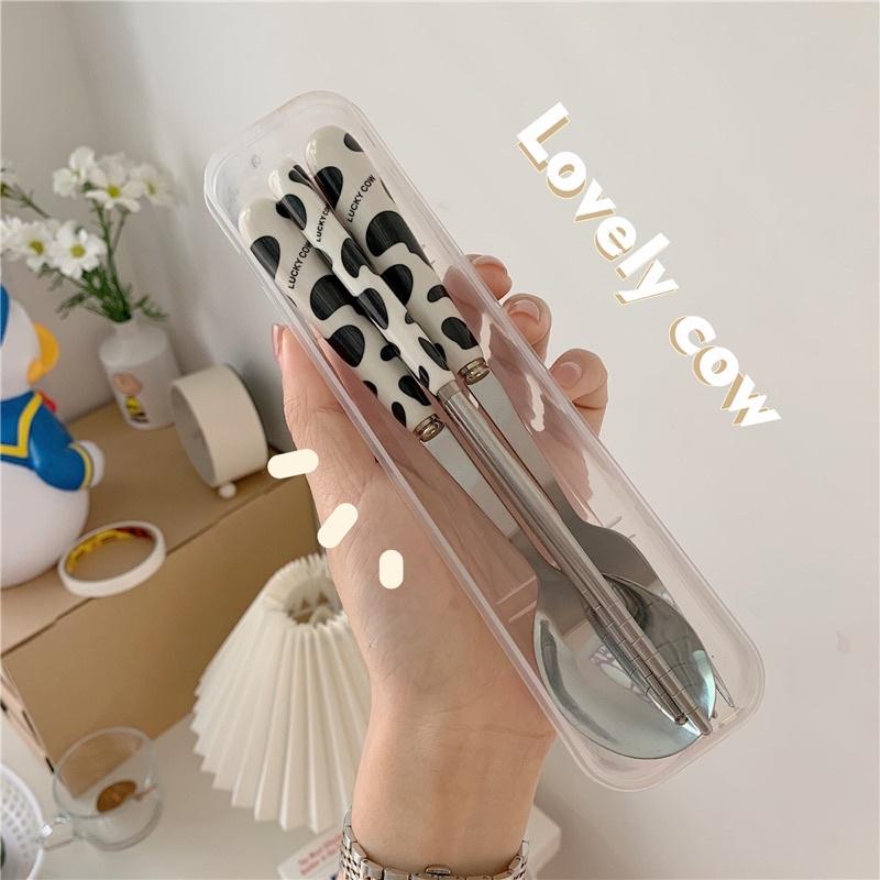 Bộ đũa thìa inox cá nhân hoạ tiết bò sữa dễ thương - Set 3 thìa đũa muỗng văn phòng, dã ngoại, du lịch