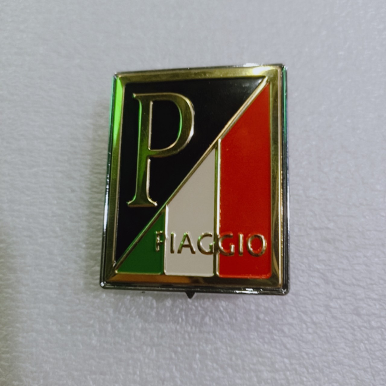 Logo dành cho dòng xe Piaggio - Chữ P Vàng nền cờ Italy - 8831z.