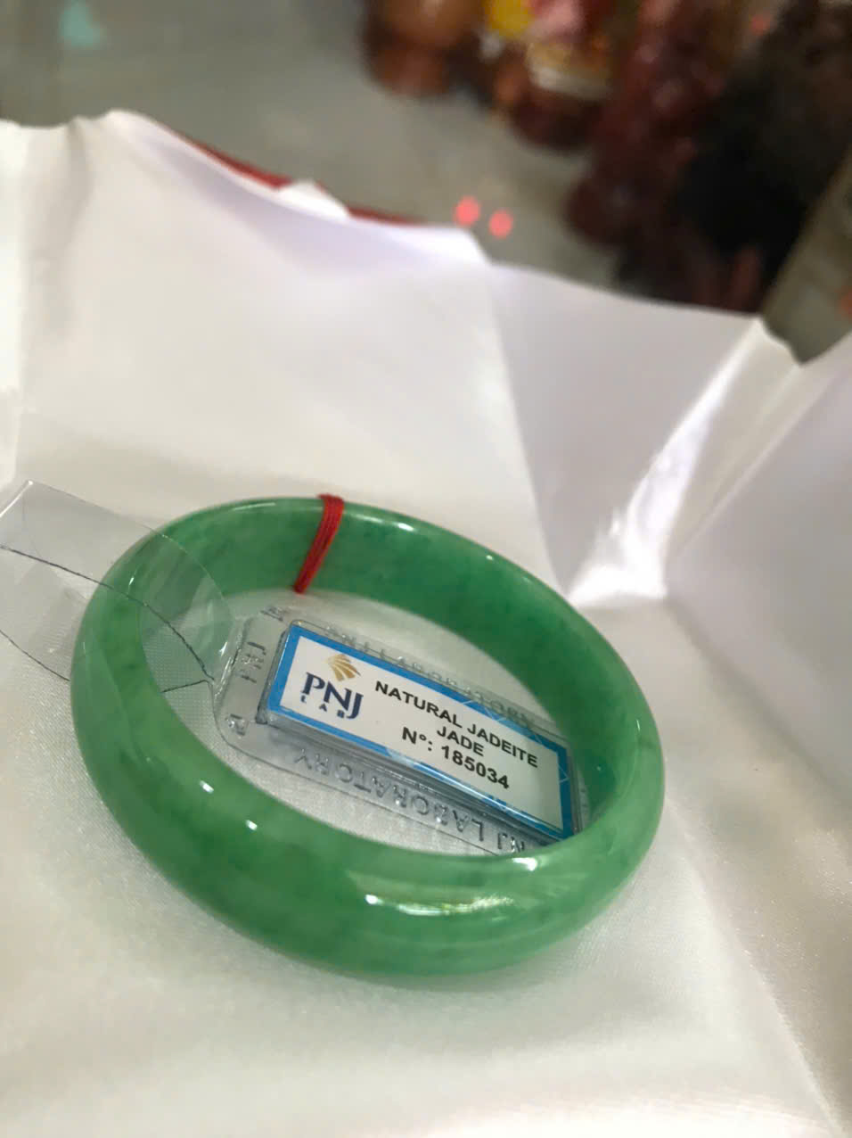 Vòng Tay Nữ Đá Ngọc Cẩm Thạch Tự Nhiên Bản Hẹ Sịn Đậu Lý Sao Ni 48mm Cao 12mm Dầy 6mm đã kiểm định kèm giấy chứng nhận P No 185034 Màu Xanh ngọc lý tươi bóng đều đẹp nữ tay nhỏ 35kg - 48kg ạ