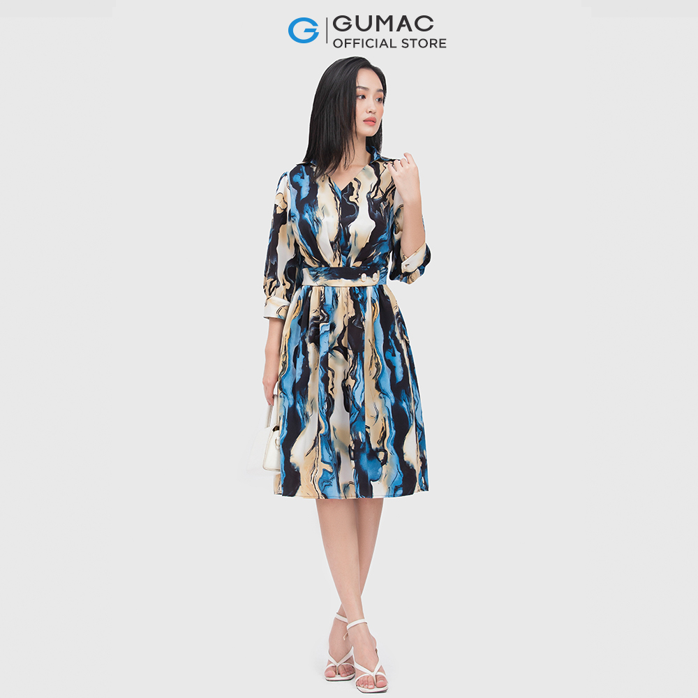 Đầm vân đá GUMAC DC04072 form xòe cổ chữ V phối đai đính nút