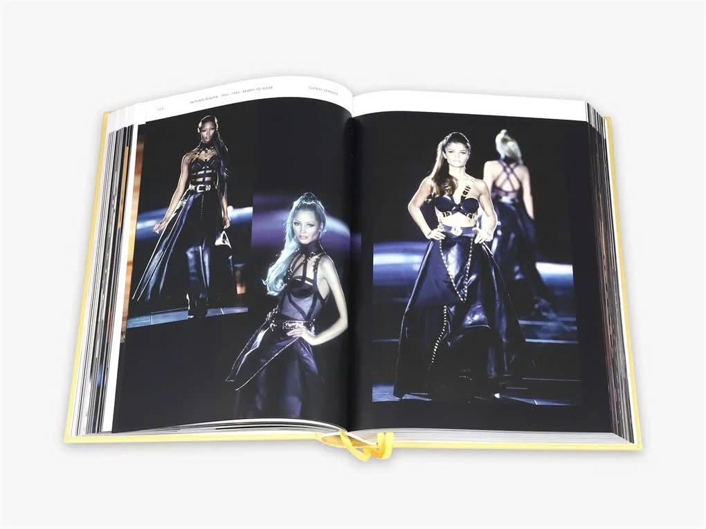 [SÁCH NGOẠI VĂN] VERSACE CATWALK: The Complete Collections - Blanks Tim – Trạm Đọc