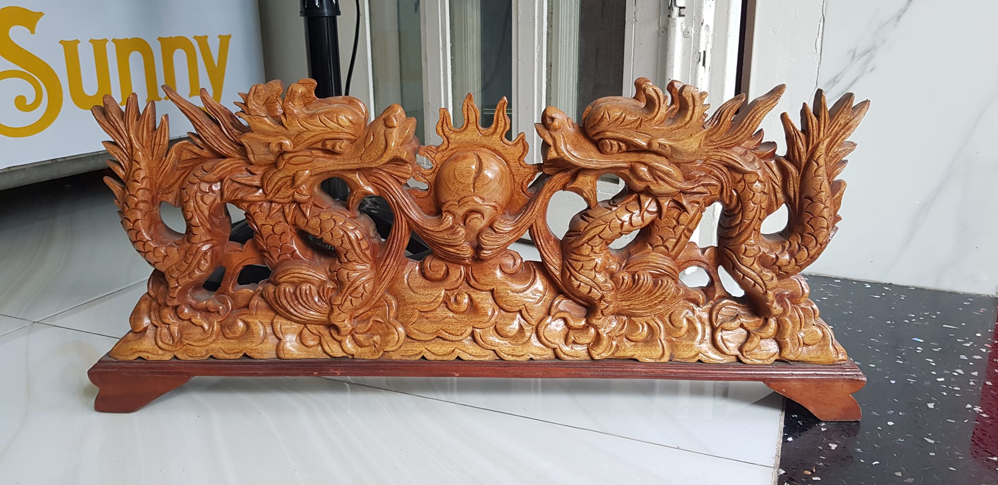 Tượng 2 Con Rồng Lượn Gỗ Gõ màu đỏ size Dài 64cm x Cao 17cm x Sâu 7cm 2 con rồng lượn phun lửa biểu tượng cho sức mạnh của người đứng đầu người lãnh đạo công ty, người chủ trong gia đình thật  trưng phòng khách , bàn làm việc to quà tặng ý nghĩa ạ