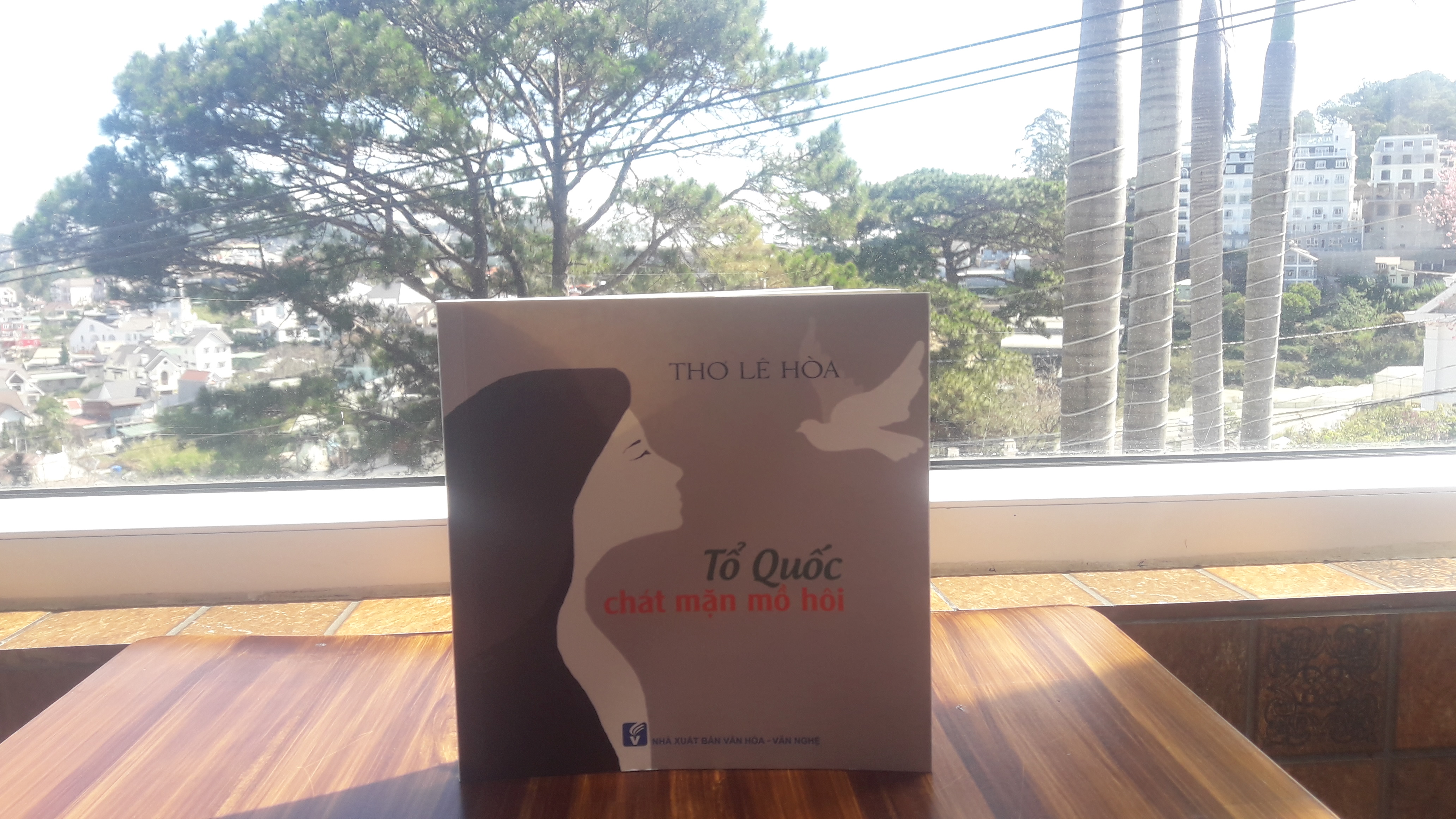 TỔ QUỐC CHÁT MẶN MỒ HÔI (Tuyển tập thơ của Lê Hòa viết về Tổ quốc - Tình yêu - Thân phận...)