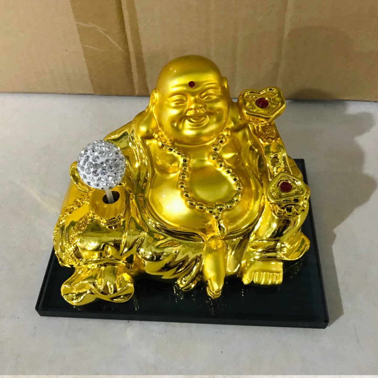 Tượng phật di lặc phong thủy quả cầu xoay năng lượng mặt trời ,quạt phe phẩy để bàn làm việc trang trí nội thất Taplo Ô tô ,xe hơi