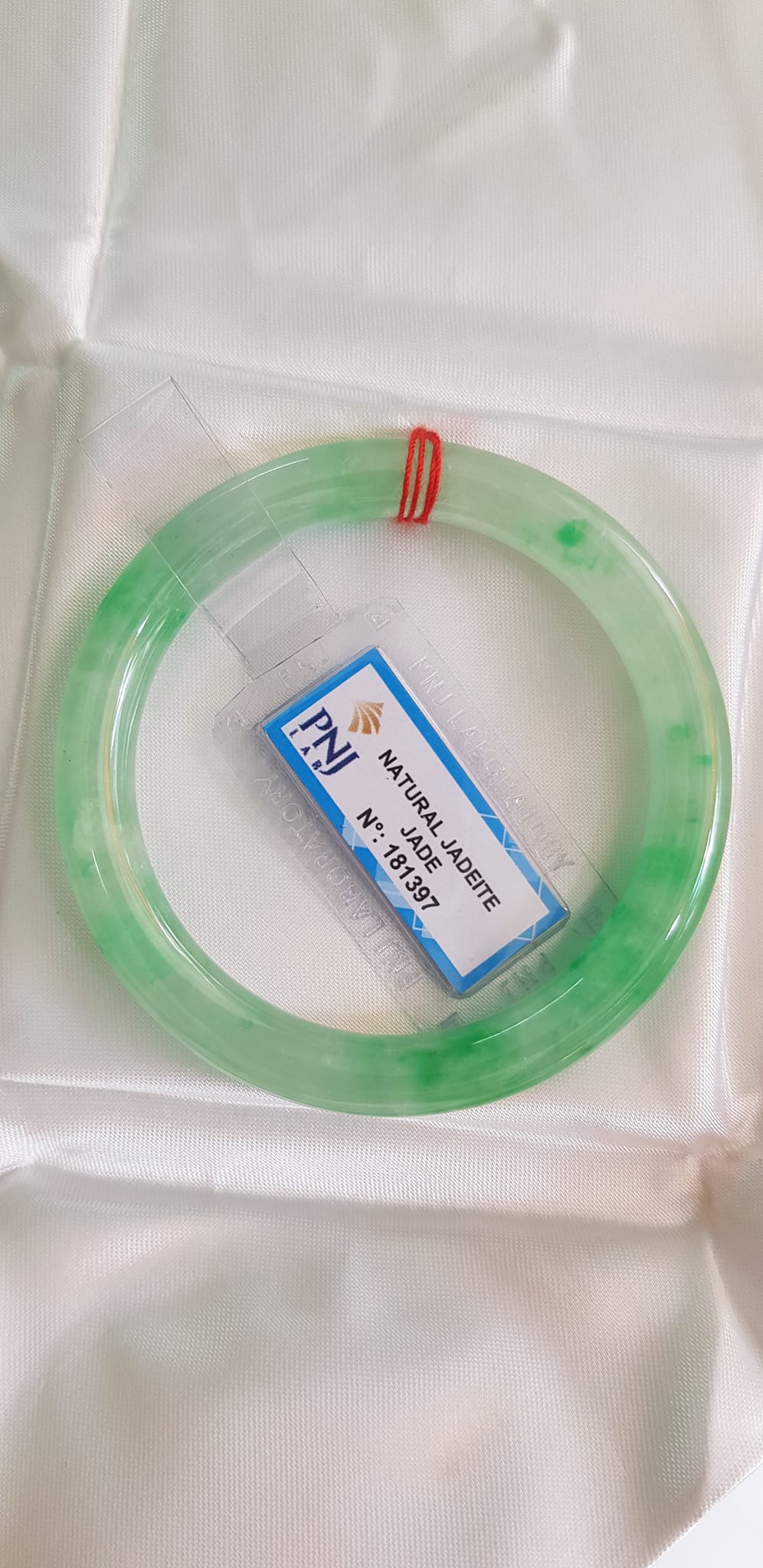 Vòng Cẩm Thạch tự nhiên T Lý Rơi Sao 52mm x cọng 8mm Vòng kiểm định Natural Jadeite Jade P No 181397 màu Xanh ngọc nhẹ trắng điểm xanh lý trong bóng đều đẹp sang lắm luôn nữ 50kg - 55kg đeo ạ