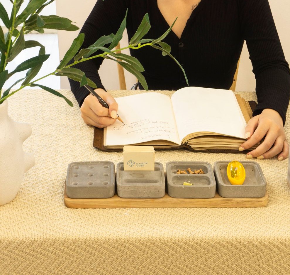 Khay Đựng Đồ Văn Phòng Phẩm Xi Măng Đế Gỗ Đa Năng The Craft House