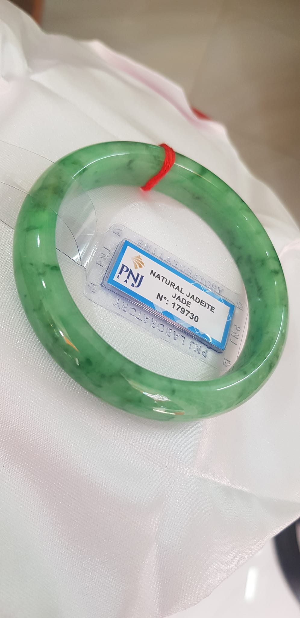 Vòng Cẩm Thạch tự nhiên Vip Bản Hẹ ĐL Ni 56mm x Cao 12mm x dầy 7,8mm Vòng kiểm định P No 179730 màu Xanh Lý Đều bóng vân đậu lý cưng quá mượt đẹp Nữ mệnh Mộc Thủy Hỏa cân nặng 54kg - 63kg đeo rất đẹp sang tay ạ