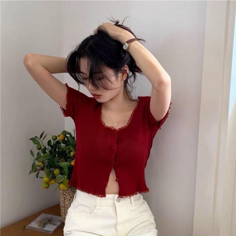 Áo len mongtoghi cộc tay viền ren khuy dáng croptop