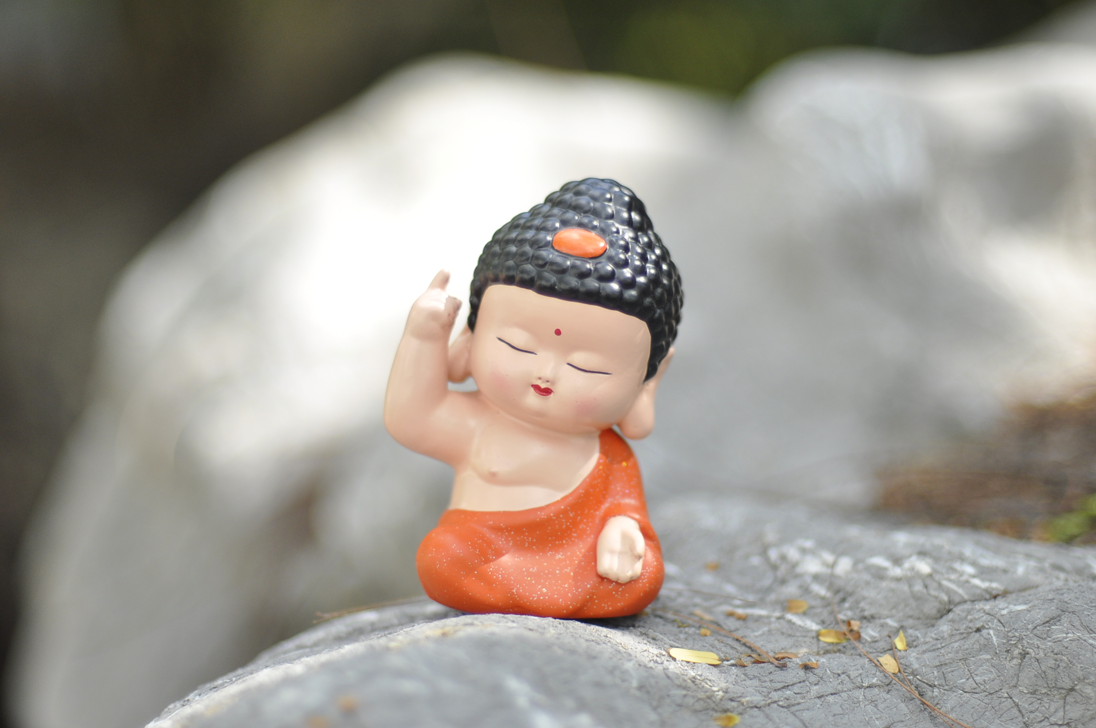Tượng chú tiểu chỉ thiên cam
