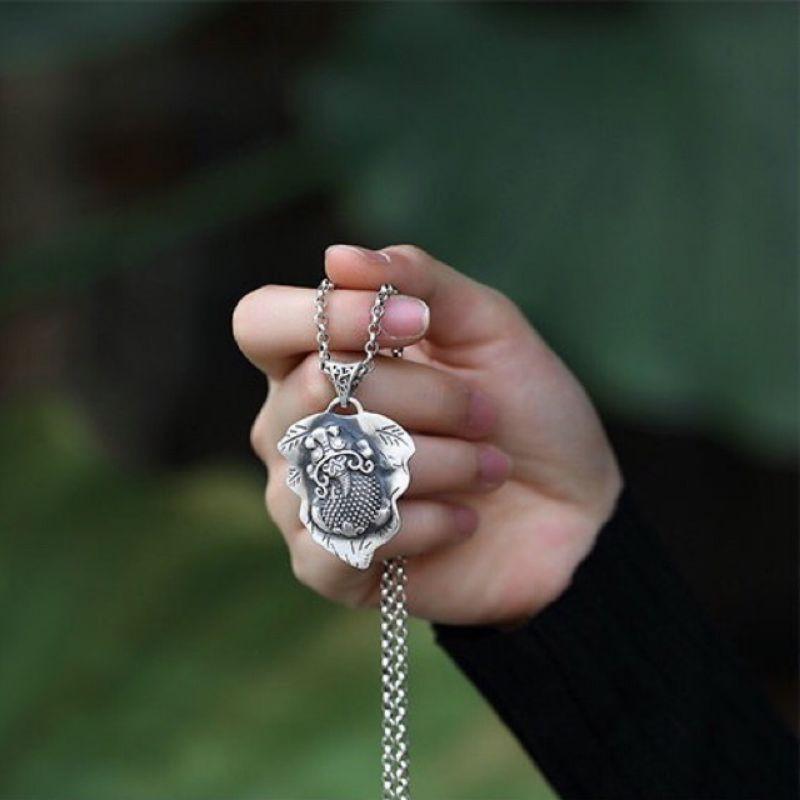 Mặt dây chuyền lá bồ đề chạm Phật - Bạc Thái S925