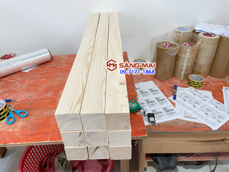 - Thanh gỗ thông vuông 6cm x 6cm x dài 100cm x láng mịn 4 mặt