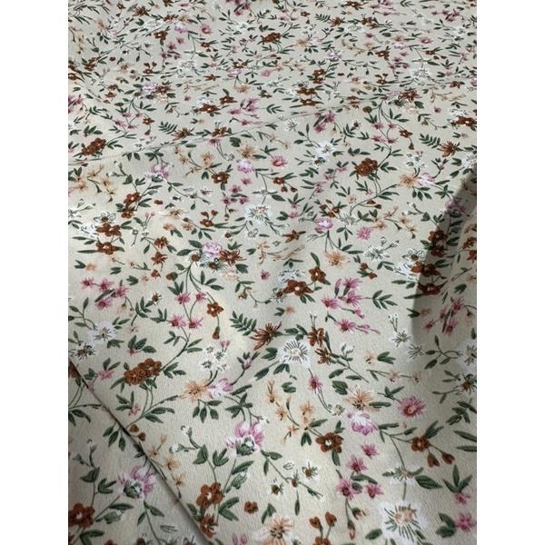 Vải lụa tằm ko co giãn họa tiết cành hoa nhiều màu nền vàng mơ
