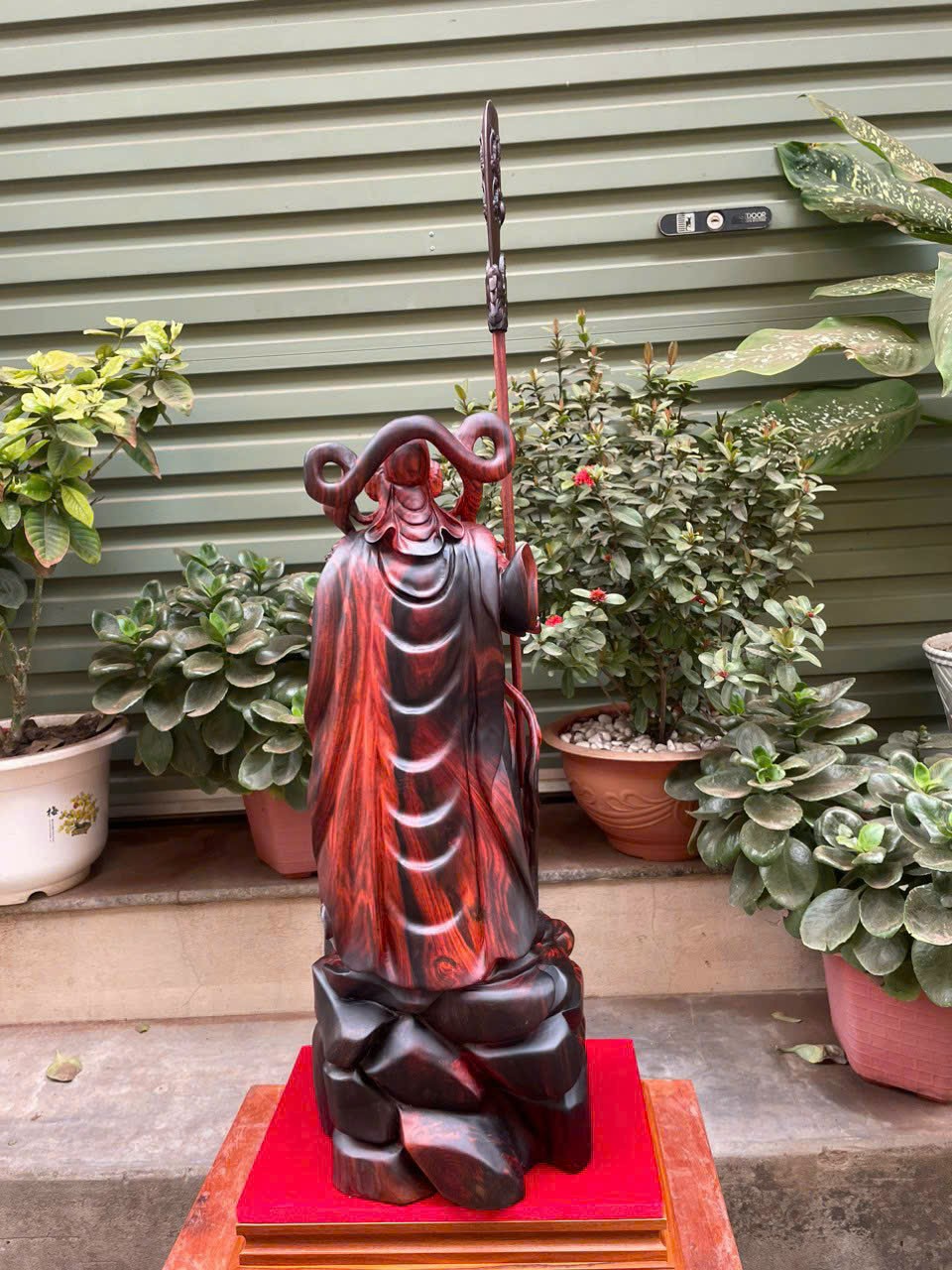 Tượng quan công trấn ải bằng gỗ trắc đỏ đen đẹp long lanh kt cao 64cm
