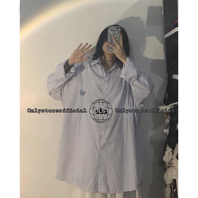 Áo sơ mi kẻ xanh và chân váy 2 tầng trắng