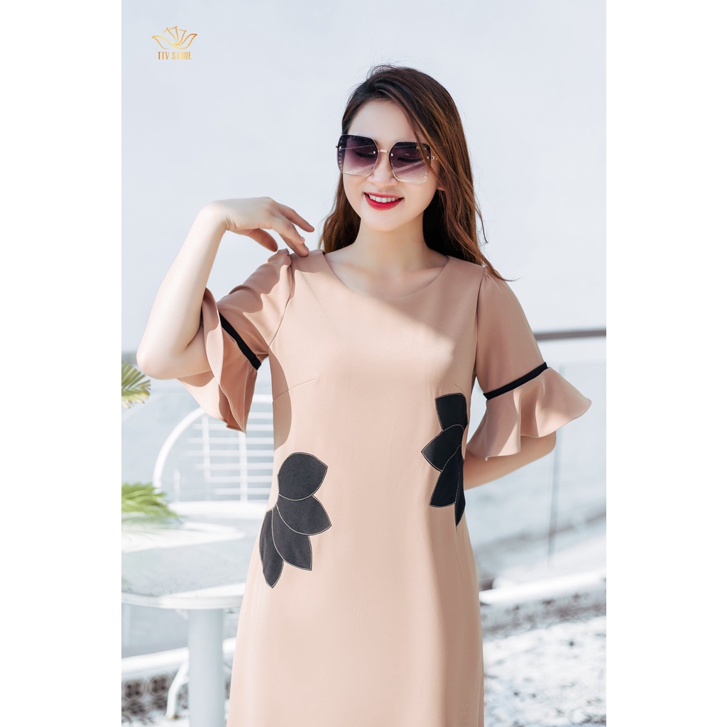 Đầm suông thòi trang trung niên TTV Store TTV1187 thiết kế cổ tròn tay bèo gam màu Kem hoa đen