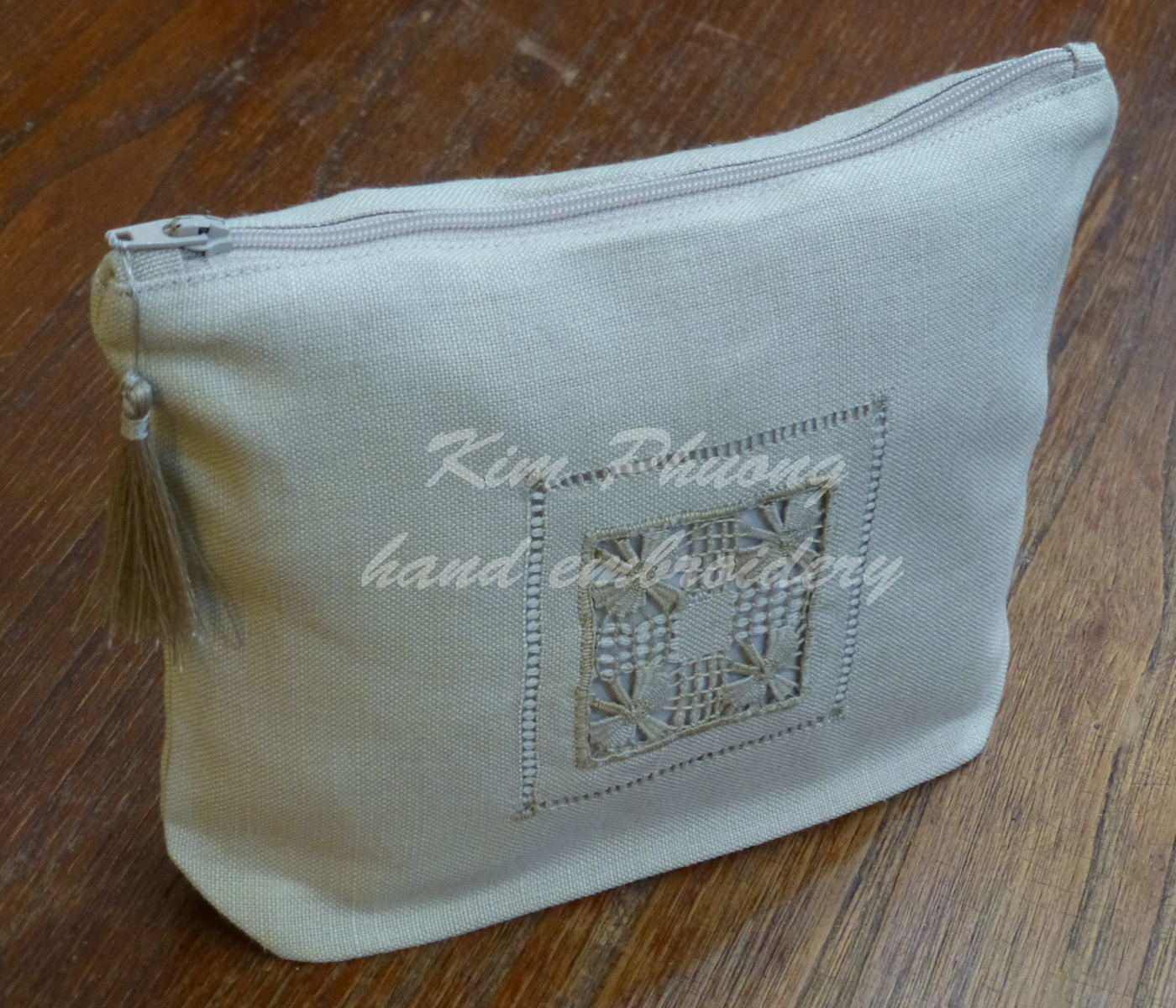 Túi mỹ phẩm thêu tay - Rua Bướm - Dài 22cm x Rộng 15cm x Cao (Đáy) 2.5cm - Xám