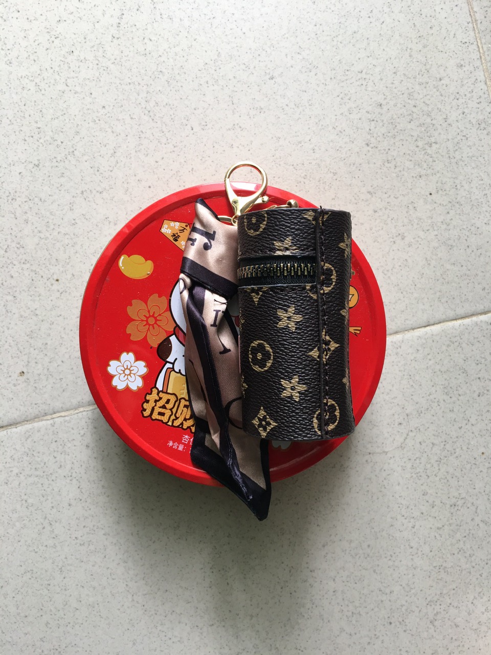 Móc khóa cỡ lớn bằng da PU , vừa là túi đựng mini có dây kéo ,thiết kế thời trang trẻ trung hiện đại , sang trọng , đẹp, độc lạ thích hợp cho cả nam và nữ có thể làm quà tặng xinh xắn