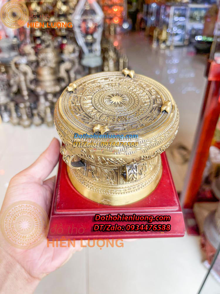 Quả Trống Đồng Đông Sơn Đế Gỗ Đường Kính 10cm Đẹp - Quà Tặng Và Vật Phẩm Trang Trí Để Bàn - Đồ Thờ Hiên Lượng