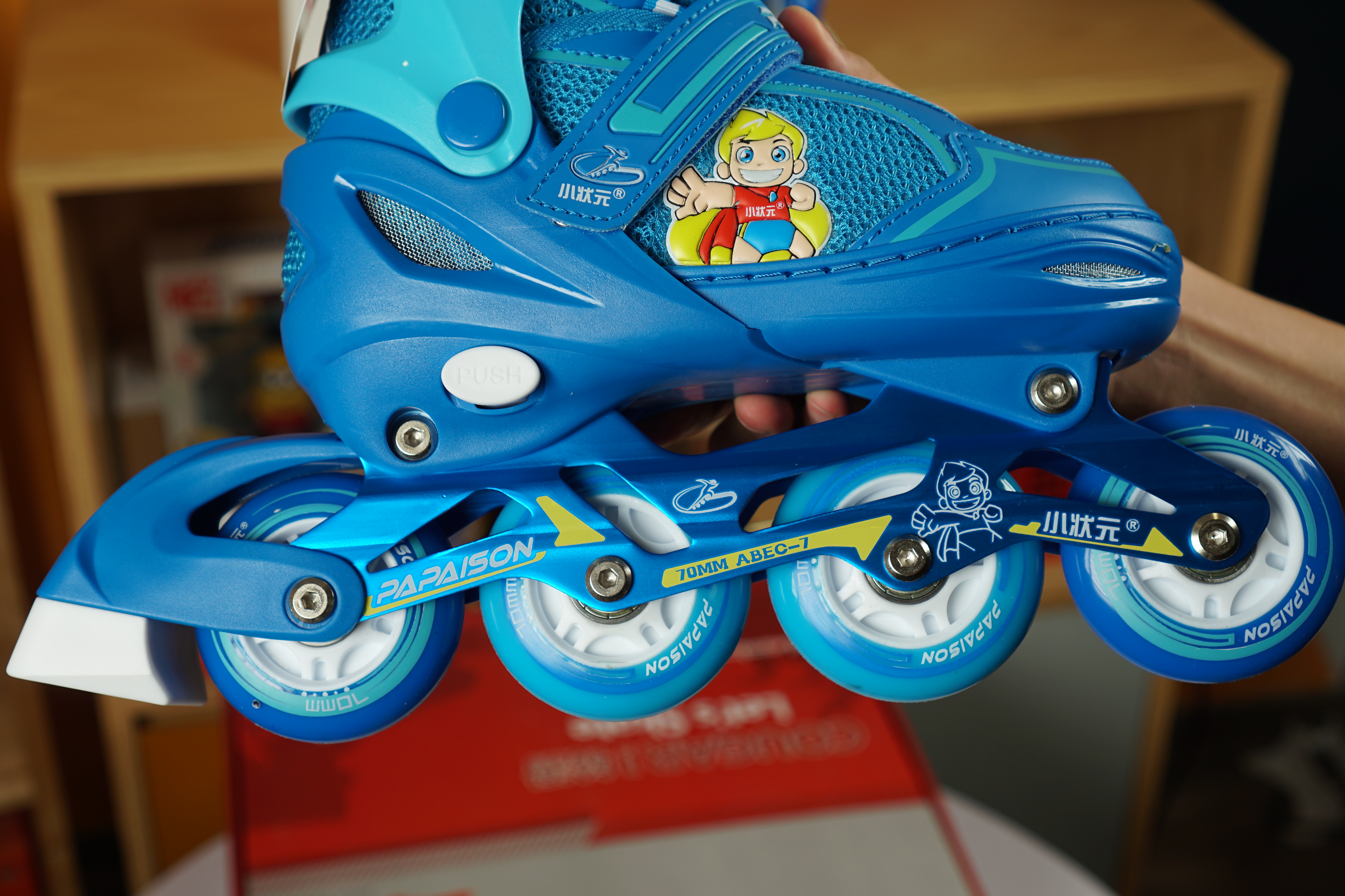Giày Trượt Patin Papasion Kids 2 Màu (Xanh, Hồng) được thiết kế hết sức bắt mắt. Bạn muốn mua một đôi giày patin cho bé yêu nhà mình để rèn luyện sức khỏe, giúp bé năng động hơn. Vậy thì đừng bỏ qua đôi giày patin Papaision Kid