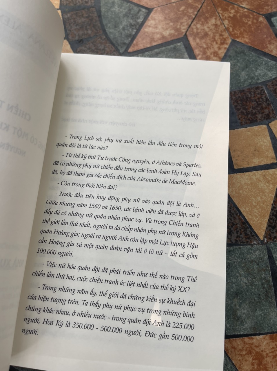 CHIẾN TRANH KHÔNG CÓ MỘT KHUÔN MẶT PHỤ NỮ - Svetlana Alexievich – Nguyên Ngọc – Tao Đàn - NXB Hà Nội