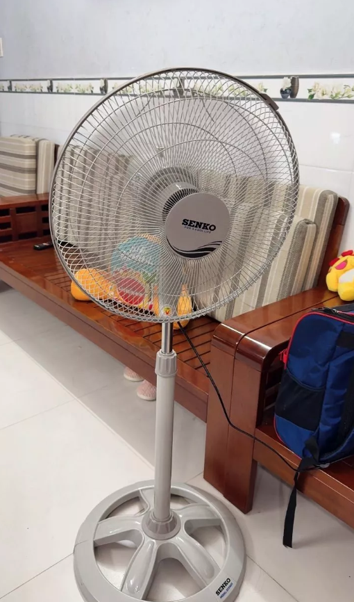 Quạt đứng lỡ Senko LTS1632 Lồng mạ crom ( Màu ngẫu nhiên) - Hàng chính hãng