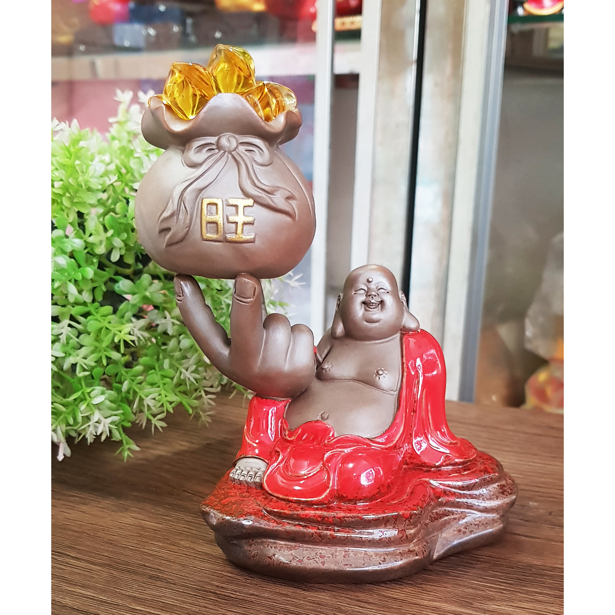 Tượng Di Lặc tử sa mẫu ngồi tay nâng túi càn khôn kèm 15 thỏi vàng 2.5cm