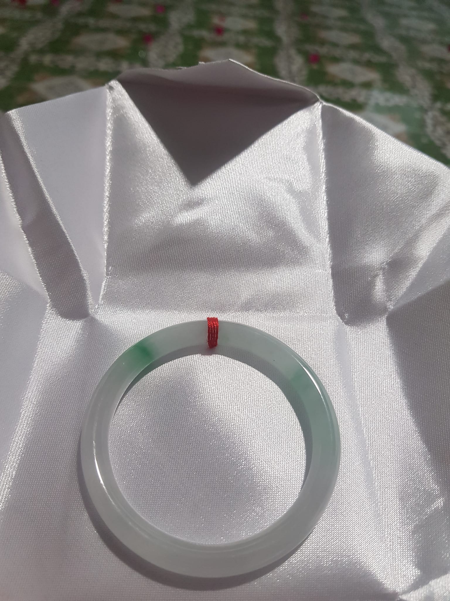 Vòng cẩm thạch tự nhiên Lý A 51mm x 7mm  Màu Trắng Bóng 2 điểm xanh lý nhẹ đẹp sang  Nữ Mệnh Kim mệnh Thủy 50kg - 57kg ạ