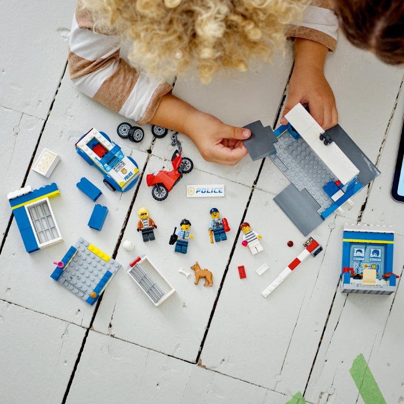 Đồ Chơi Lắp Ráp LEGO City Trạm Cảnh Sát Truy Bắt Tội Phạm 60370