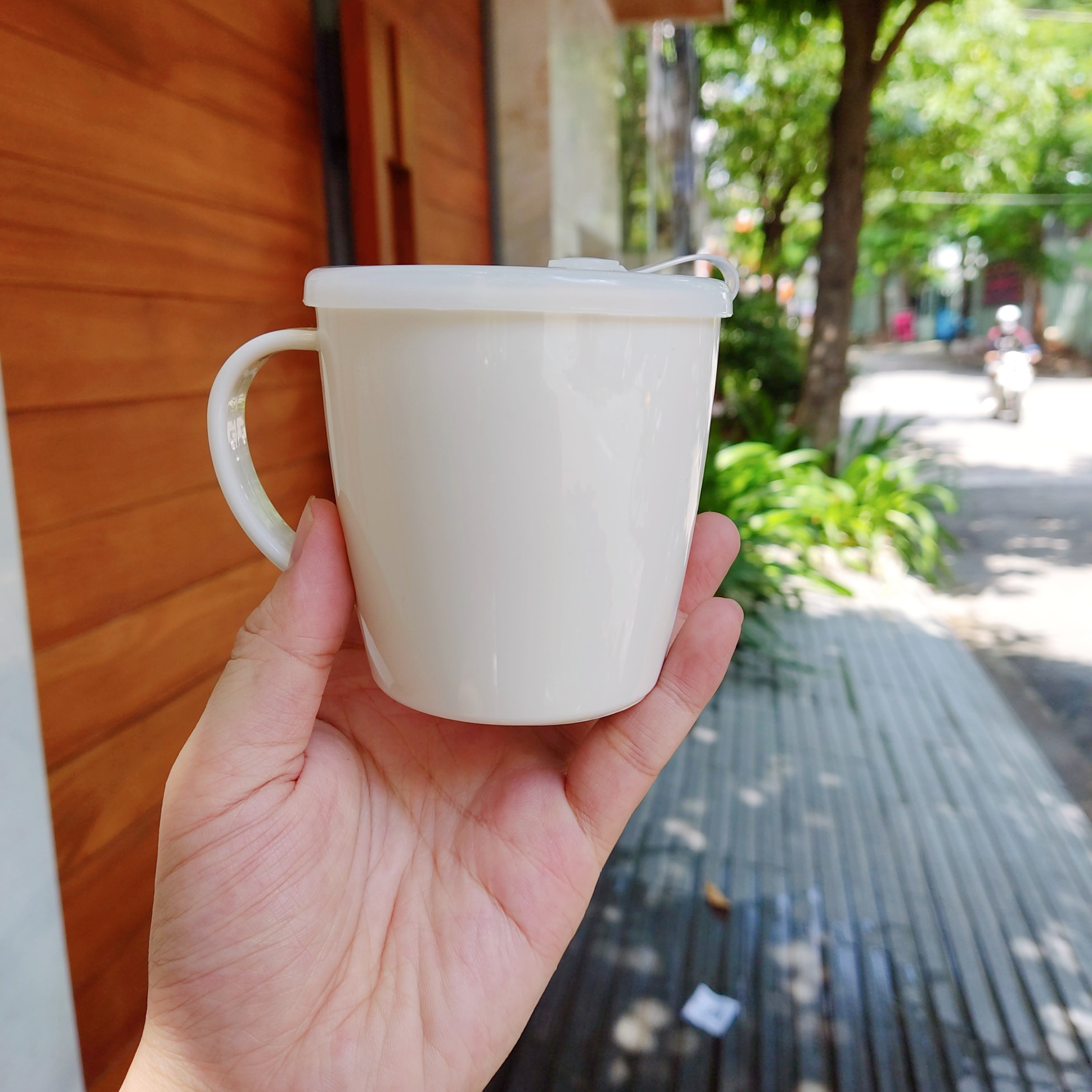 Cốc Uống Nước Có Lỗ Cắm Ống Hút 300ml