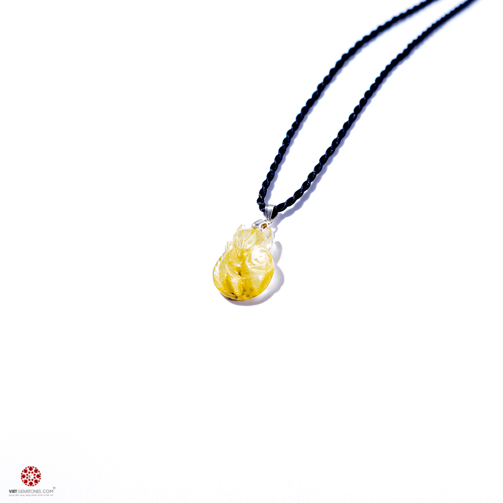 Mặt dây chuyền Hồ Ly Thạch Anh Tóc Vàng dáng tròn ôm hoa mẫu đơn - Hợp mệnh Thổ, Kim giúp trợ duyên, cải vận | VietGemstones