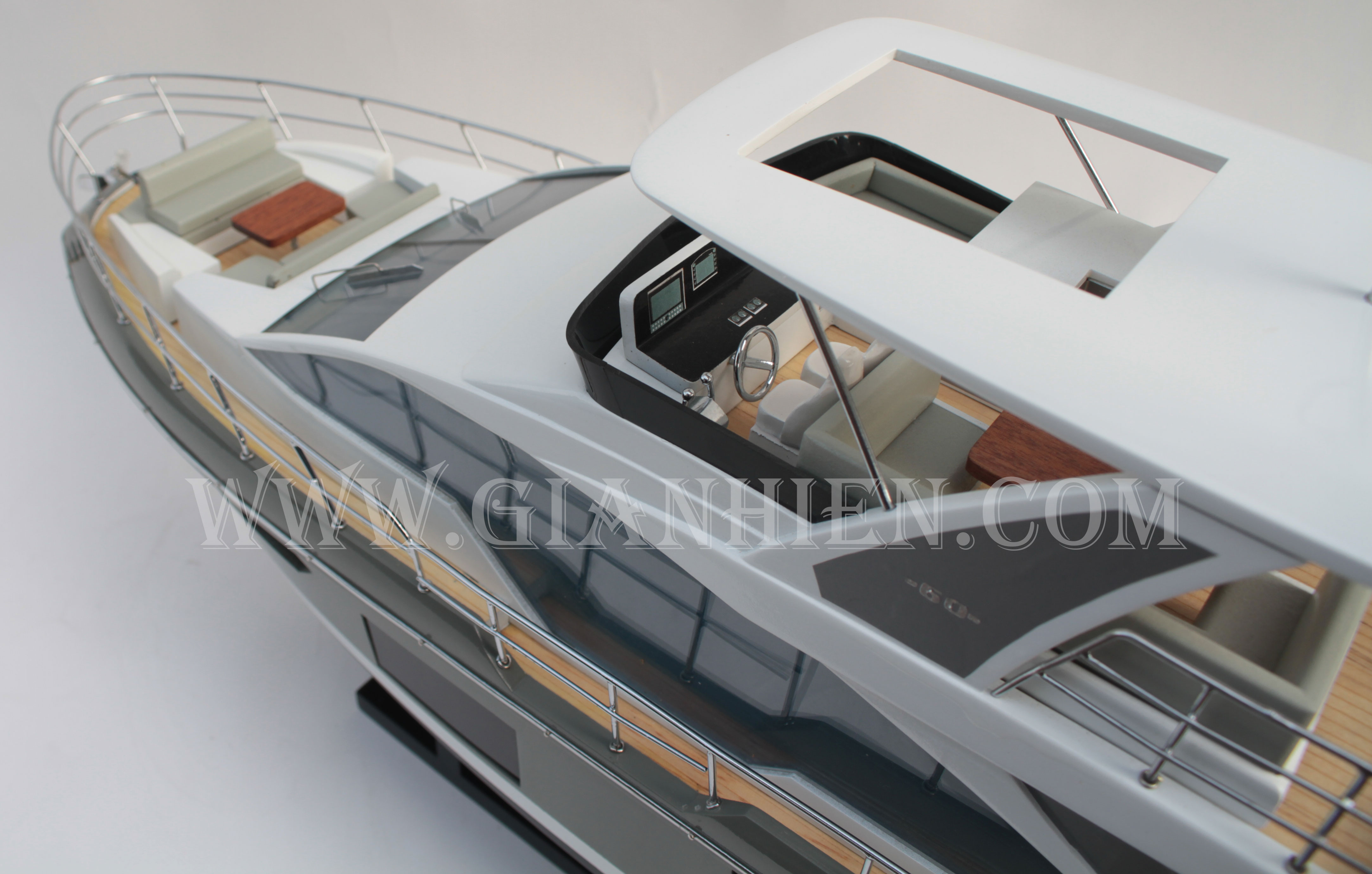 Thuyền gỗ trang trí AZIMUT 68S