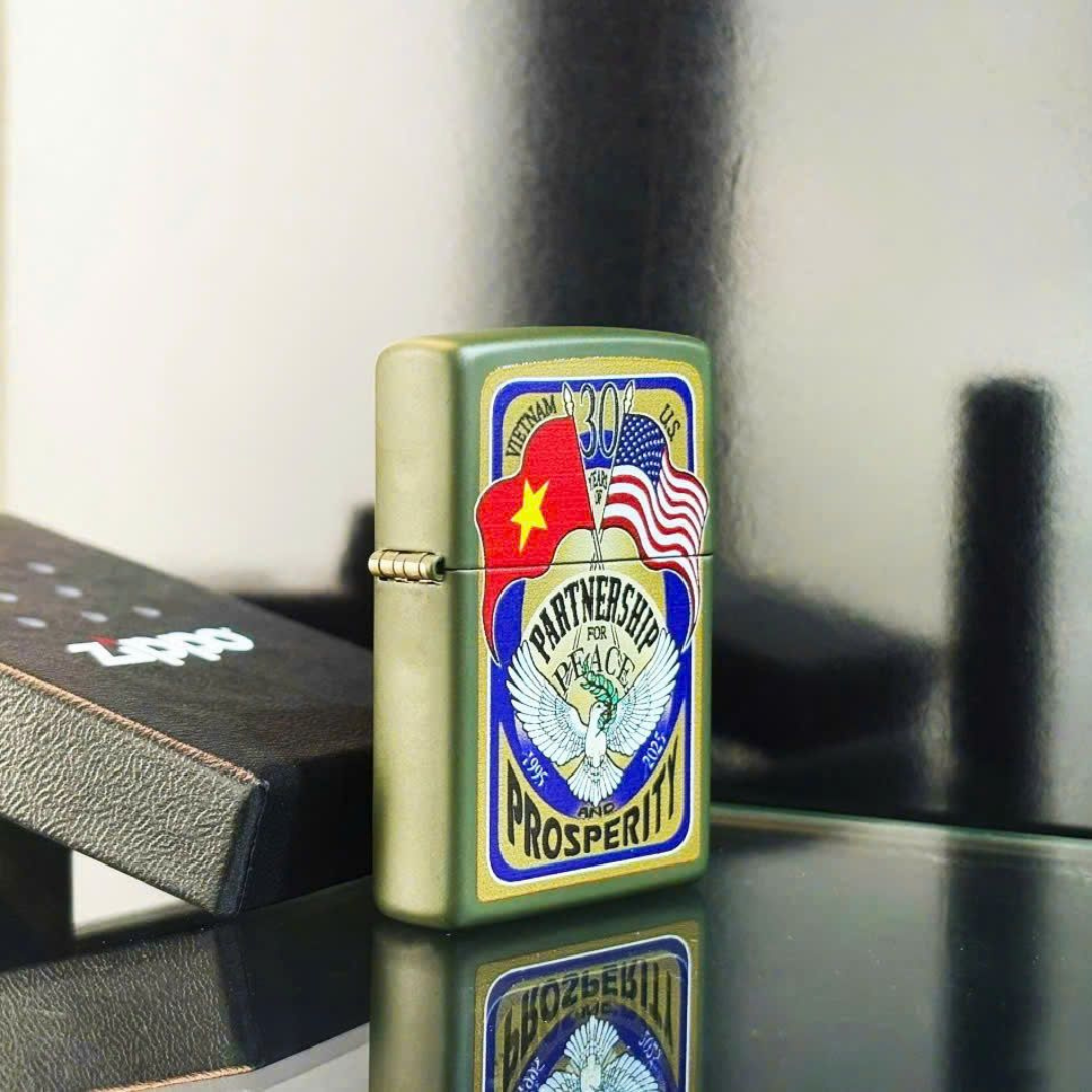 Bật lửa Zippo 221-VNUS30 Kỷ Niệm 30 Năm Quan Hệ Việt - Mỹ (1995-2025) Chính Hãng Mỹ, Thiết Kế Đối Tác Chiến Lược Toàn Diện