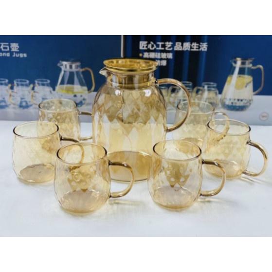 Bộ bình đựng nước uống thủy tinh màu vàng golld sang trọng vân karo chéo ( không bao gồm khay và giáp úp)