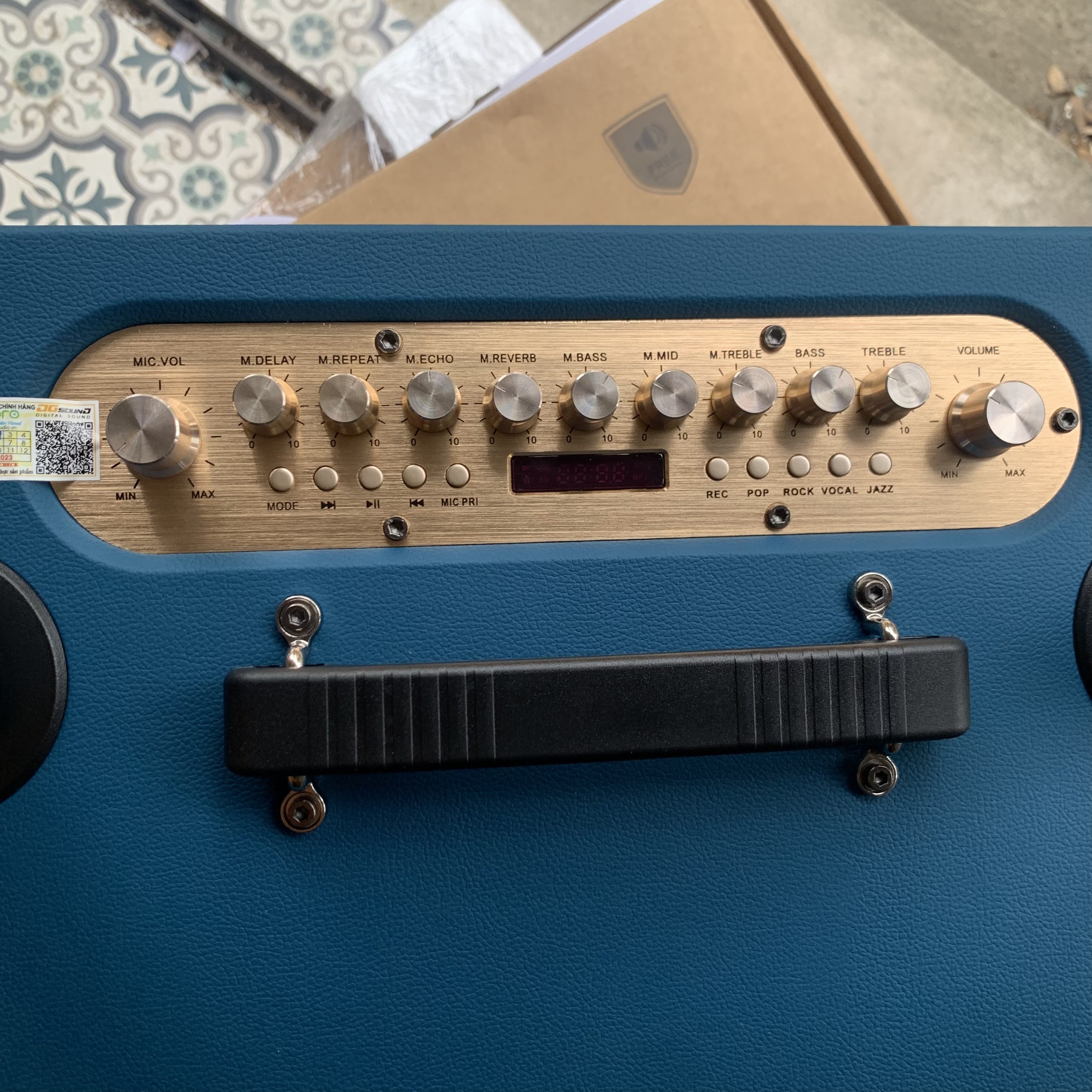 Loa xách tay cao cấp AVPRO S2610 - Kèm 2 micro không dây, hát hay, có reverb, cổng quang học, cổng HDMI, Bluetooth 5.0 - Tặng bộ pin sạc - Hàng chính hãng