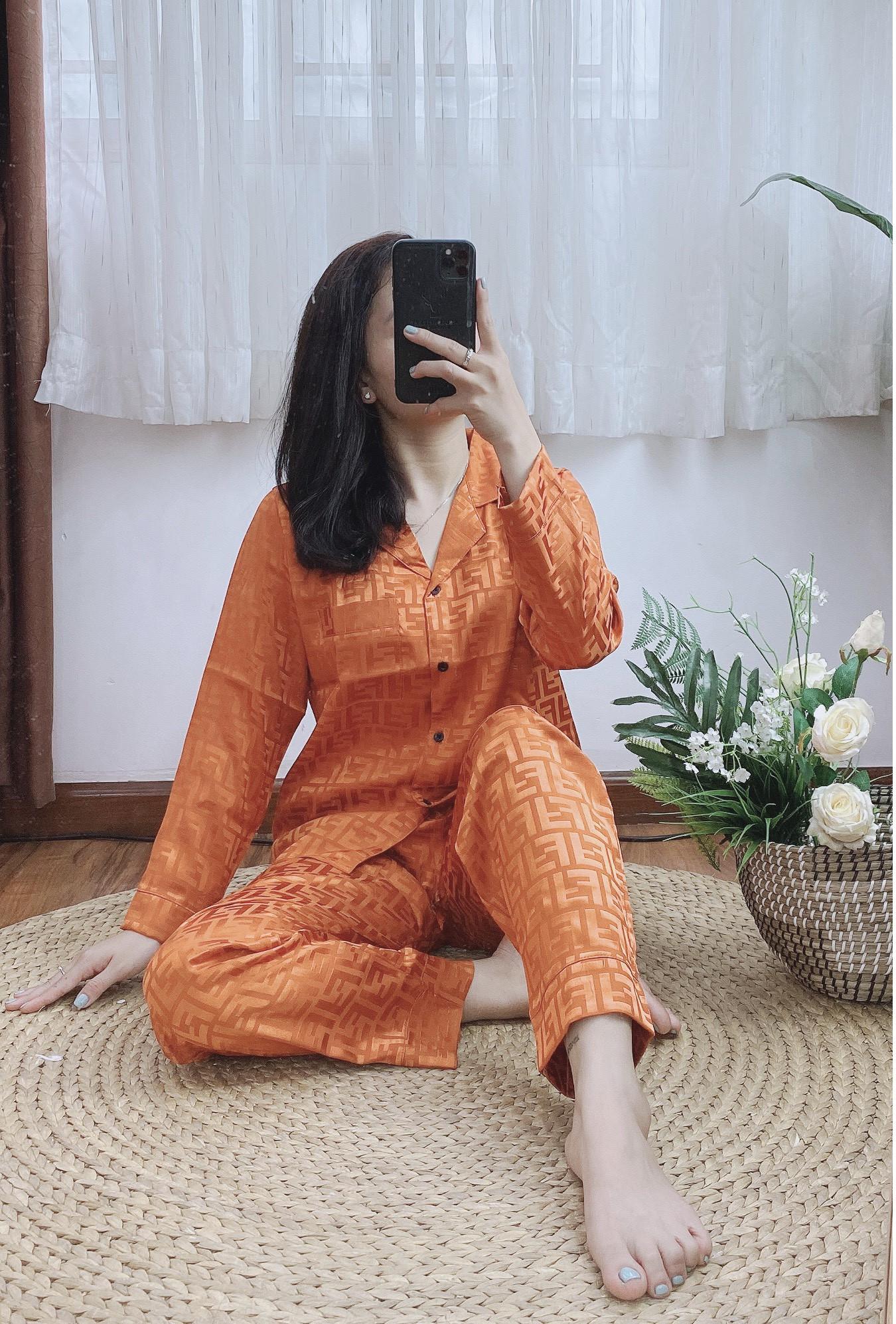 Đồ bộ ngủ mặc nhà Pjiama Lụa Gấm tay dài quần dài họa tiết chìm dưới 62kg cho bạn nữ cực sang trọng