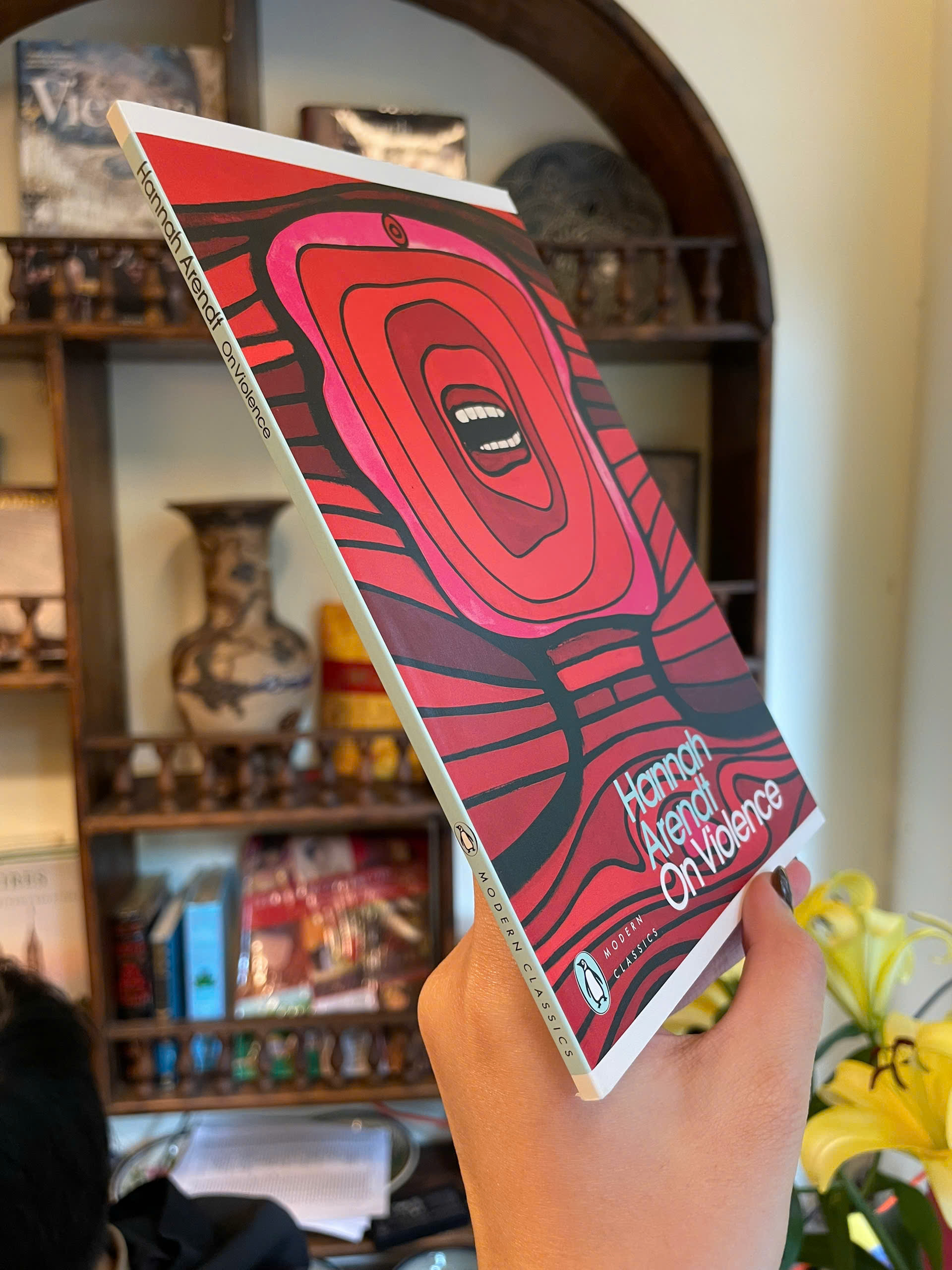 Sách - On Violence by Hannah Arendt | Philosophy / Nonfiction / Ngoại văn Triết học Nhập khẩu