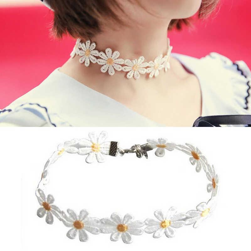 Vòng cổ choker hoa trắng nhuỵ vàng basic nữ tính CKV17