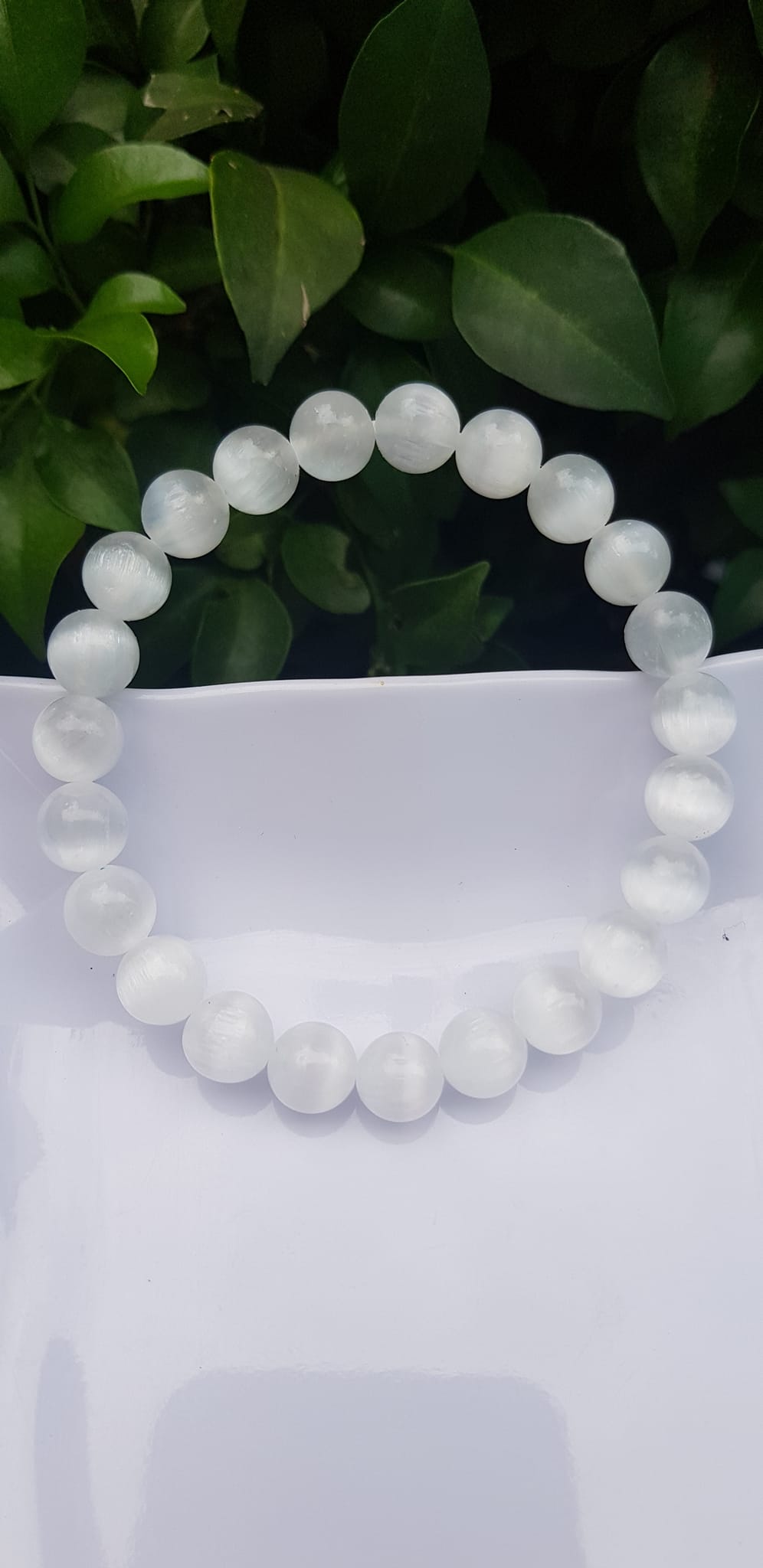 Vòng tay phong thủy may mắn Nữ đá mắt mèo trắng thiên nhiên Size hạt 8mm bóng sáng tuyệt đẹp màu trắng trong ánh sáng đẹp Chất liệu đá mắt mèo bóng đẹp chuẩn hợp nữ mệnh kim, mệnh thủy đeo giá rẻ bao đẹp ạ  đeo tốt sức khỏe, may mắn phong thủy tài lộc ạ