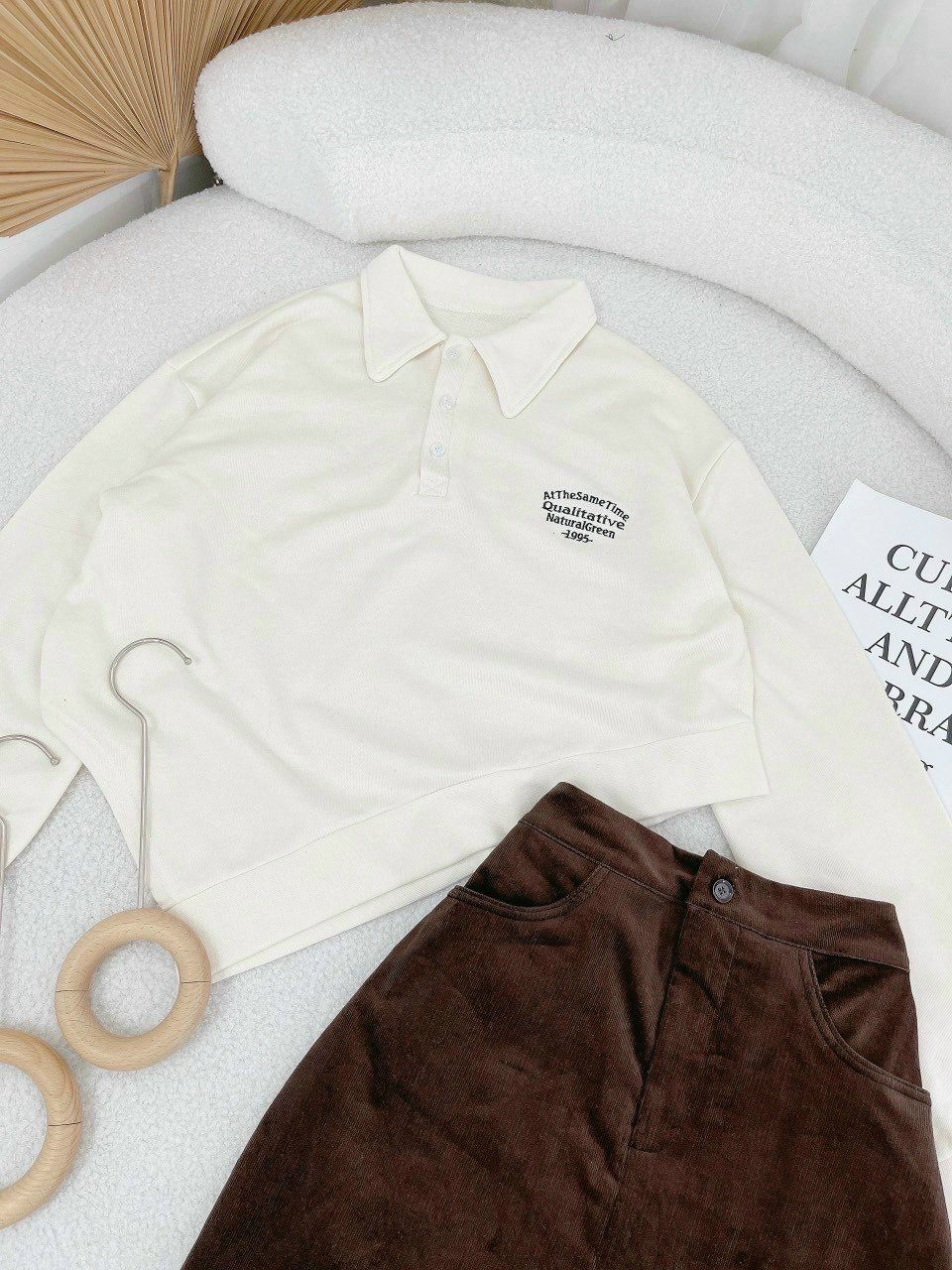 SET ĐẦM ÁO THUN RỘNG TÀ NHỌN SUÔNG TRƠN CỔ SƠ MI TAY DÀI + CHÂN VÁY NGẮN CHỮ A SUÔNG NÂU DẠO PHỐ DỰ TIỆC