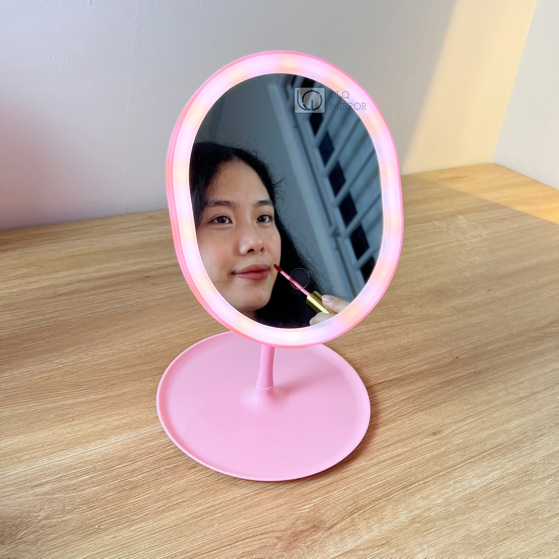 Gương Để Bàn Trang Điểm Mini Có Đèn, Led 3 Màu Ánh Sáng DLQ INTERIORS