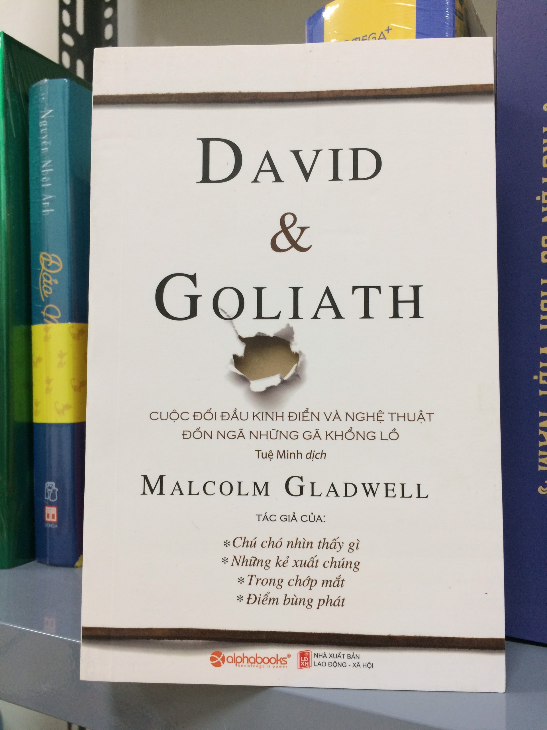 David &amp; Goliath (Cuộc đối đầu kinh điển và nghệ thuật đốn ngã những gã khổng lồ) Tái bản 2018