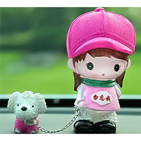 Bộ tượng đôi bạn trẻ dẫn chó đi chơi để trên ô tô